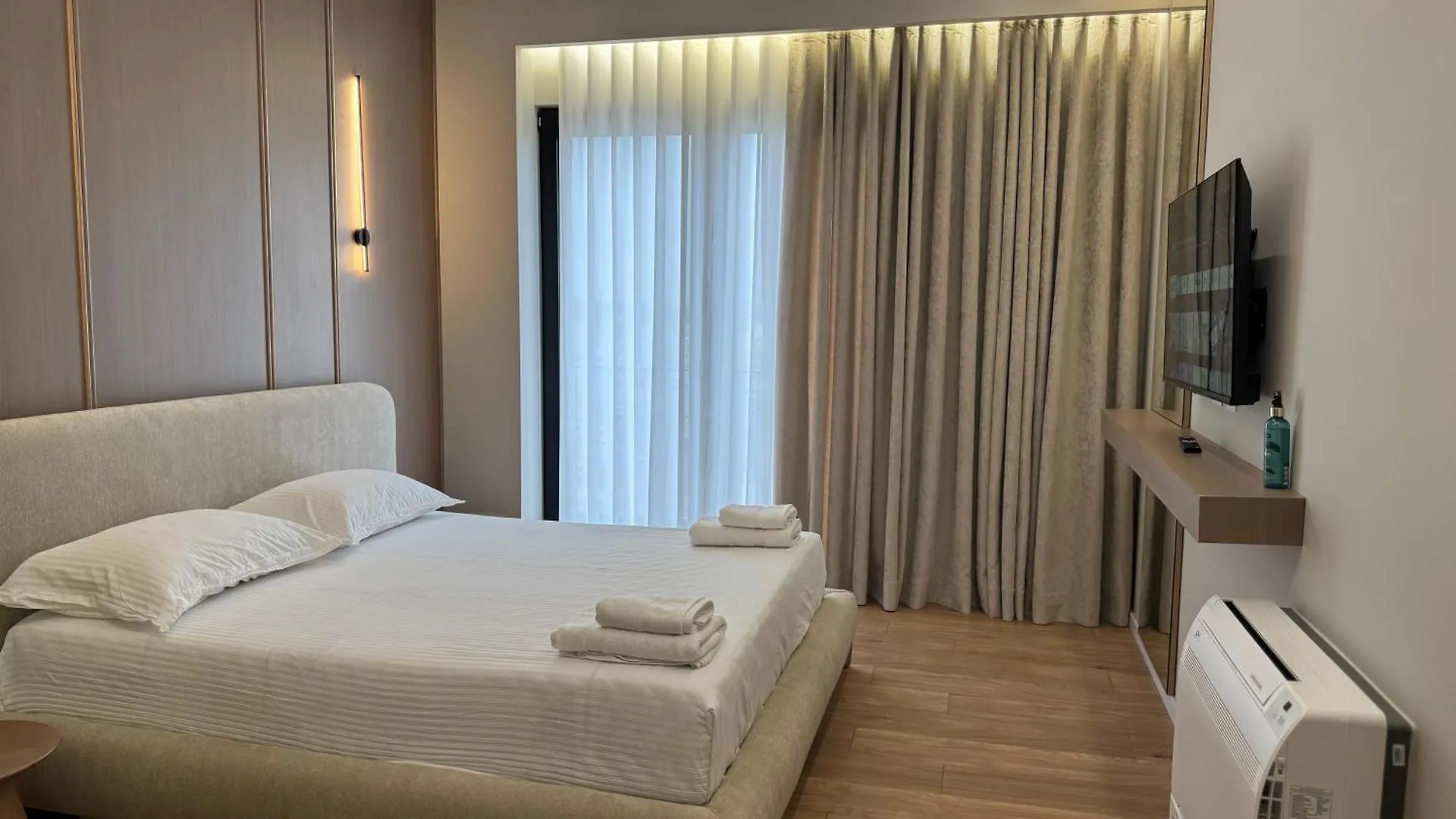 تيرانا Square Inn Garden Aparthotel ألبانيا